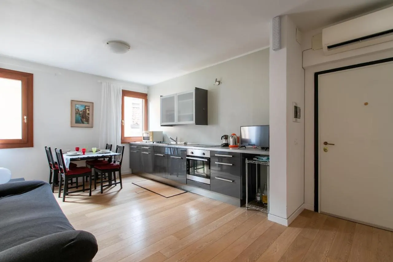 Venice Lance With Lift, 2 Minutes Walk From The Train Station contacts