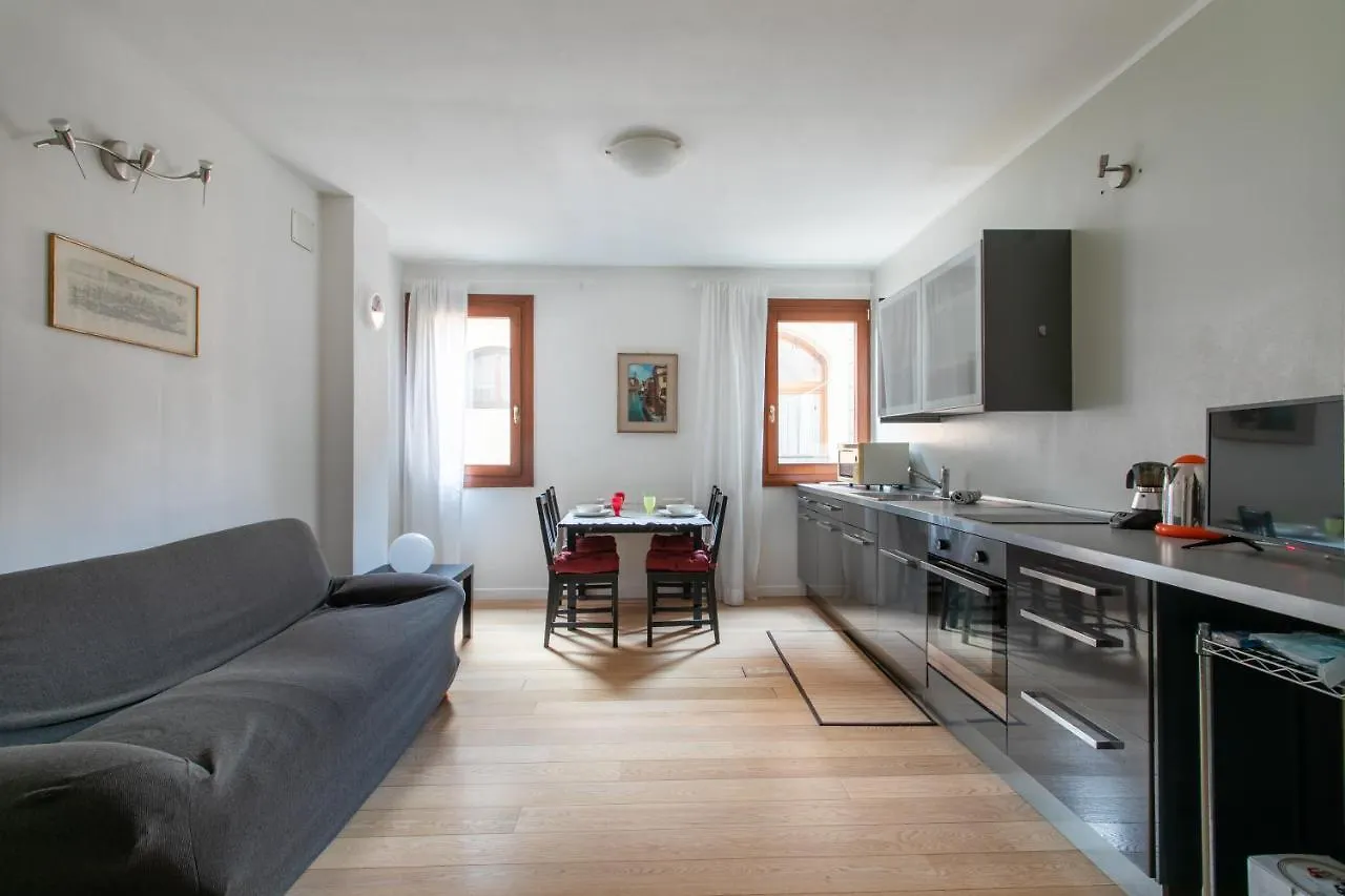 Venice Lance With Lift, 2 Minutes Walk From The Train Station 0*,  Italy