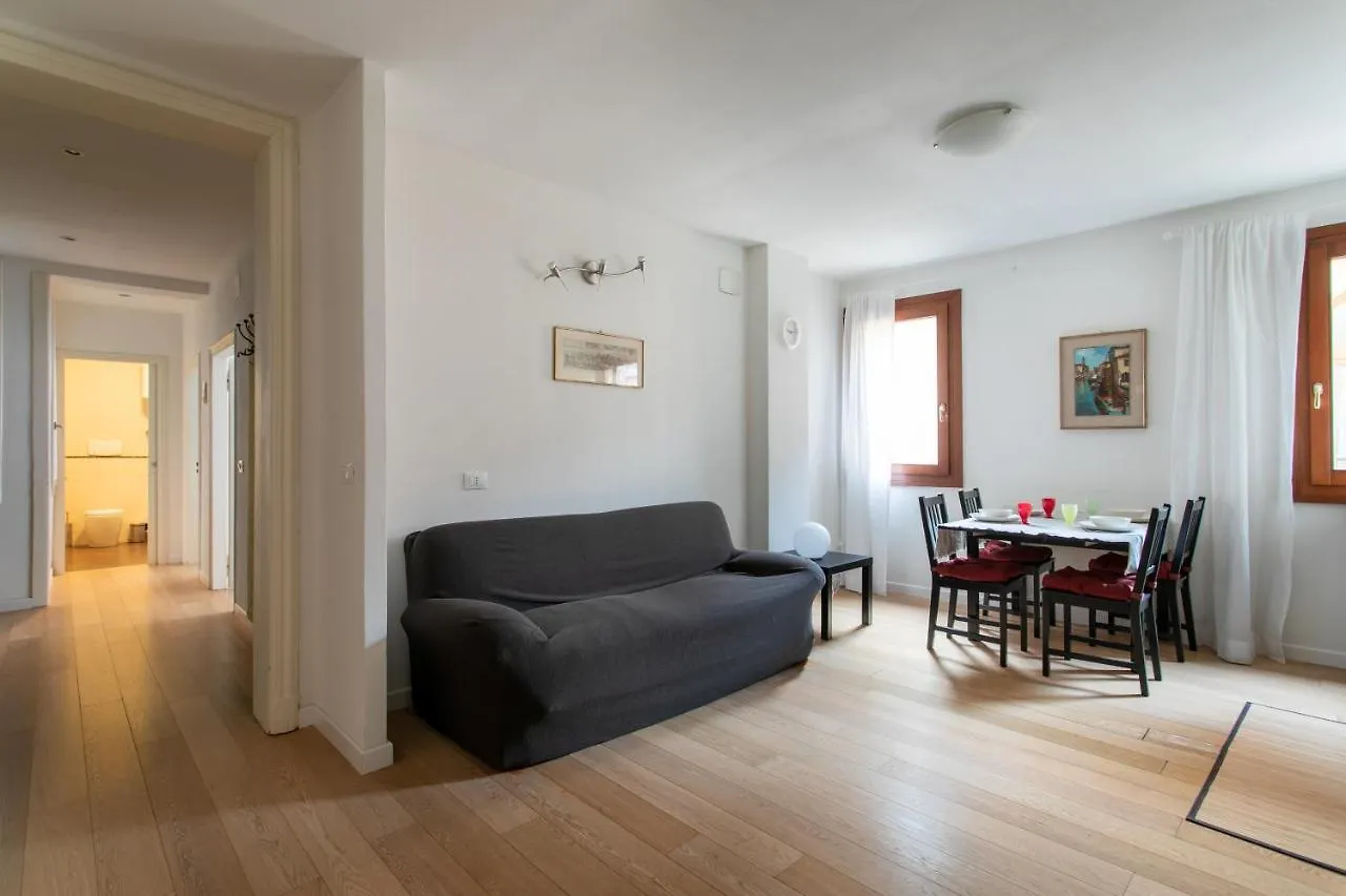 Venice Lance With Lift, 2 Minutes Walk From The Train Station Apartment 0*,