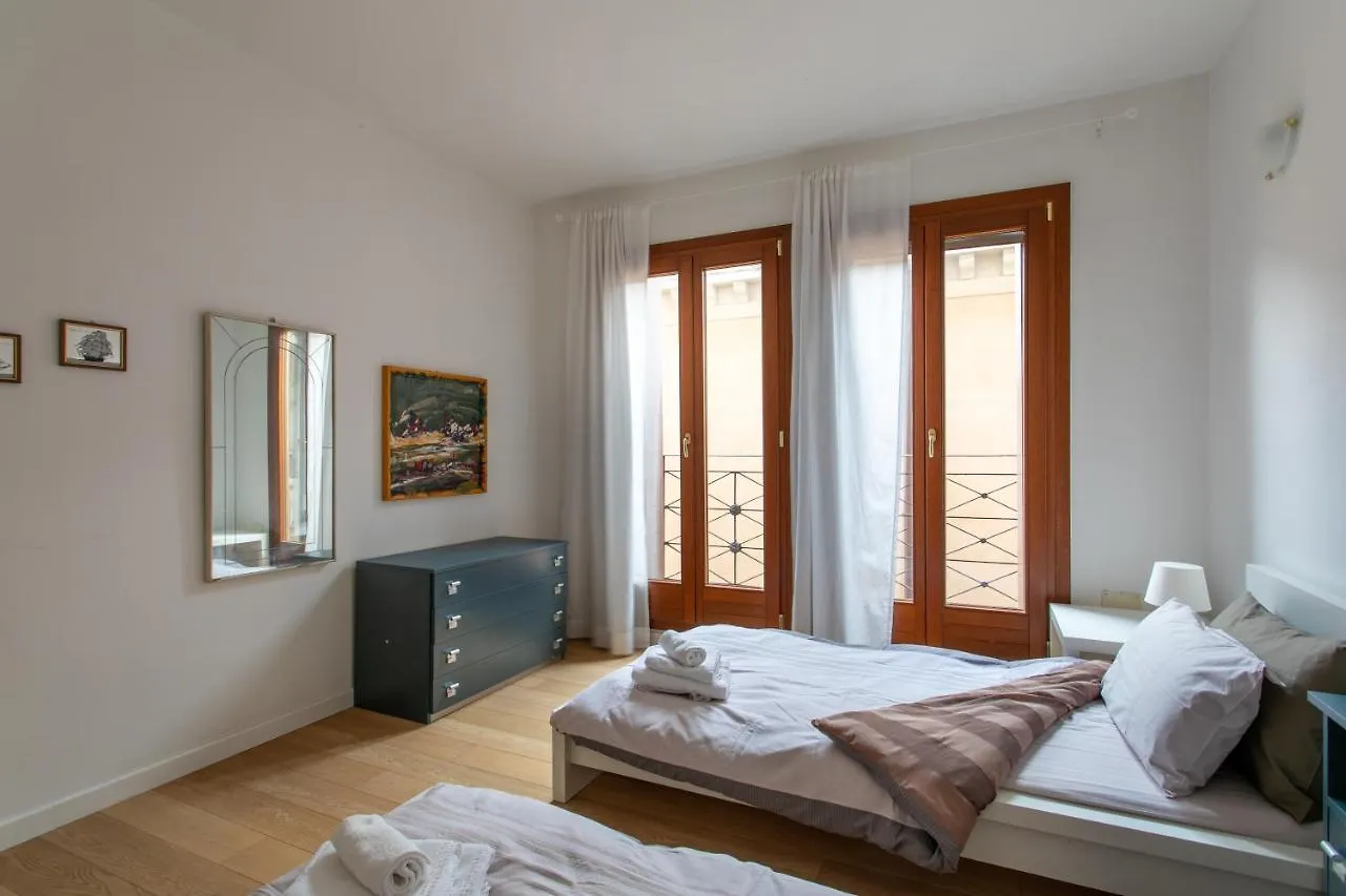 Venice Lance With Lift, 2 Minutes Walk From The Train Station 0*,
